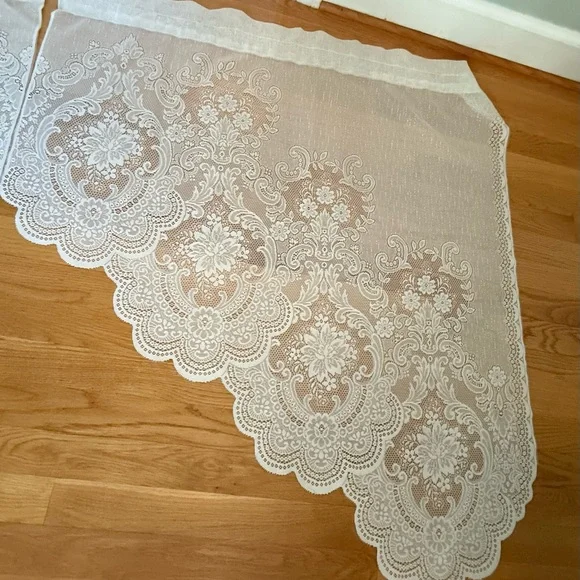 Pair of Lace White Swag Curtains. Window Treatment Curtains - Picture 4 of 7